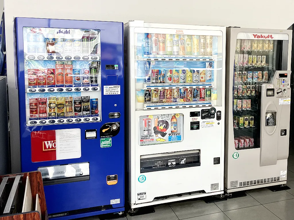 待合室の中にある自動販売機